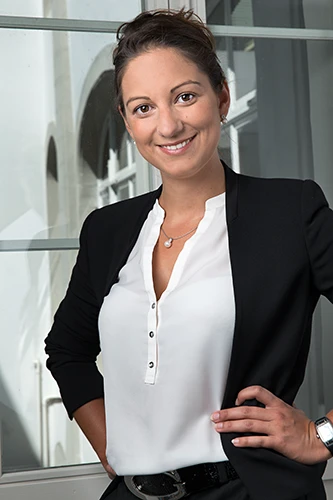 femme avocate en tailleur