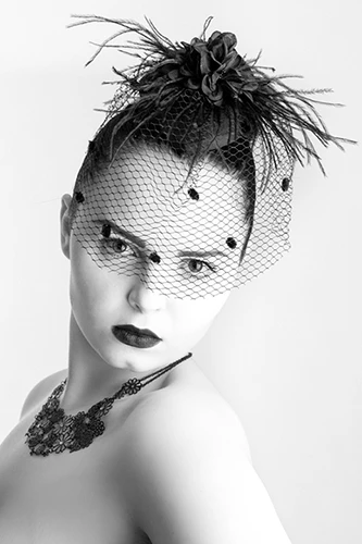 femme avec coiffe en noir-blanc