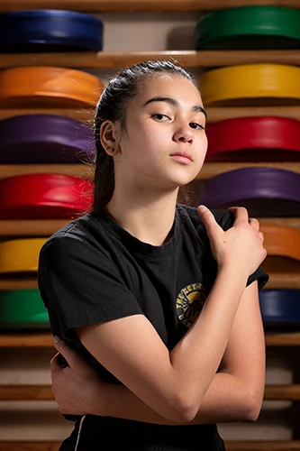 jeune femme sportive devant un fond de couleurs