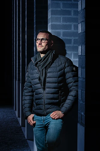 homme appuyé contre un mur de nuit